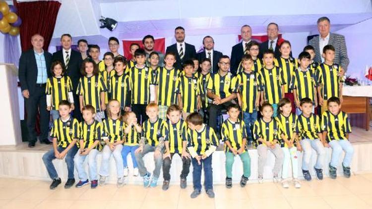 Kütahyada 43 çocuğa 43 Fenerbahçe forması