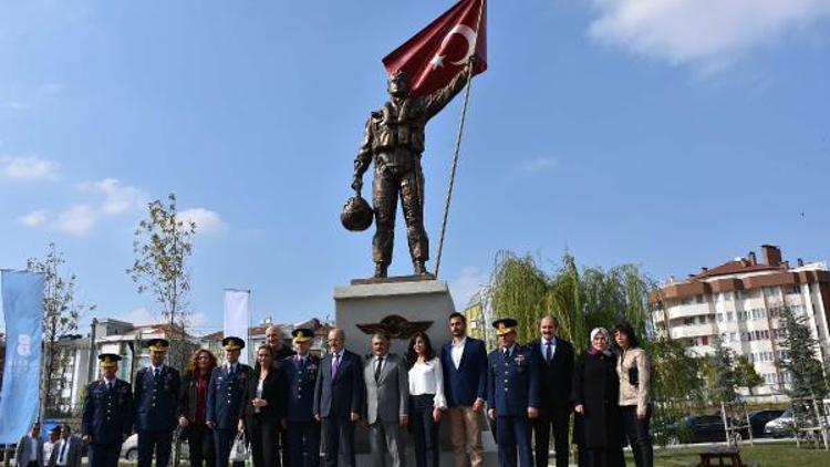Balıkesirde Şehit Pilot Nail Erdoğan anısına yaptırılan heykel açıldı