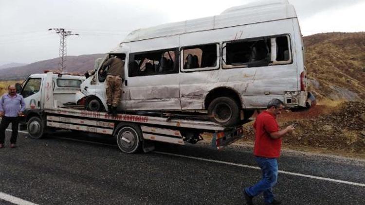 Yurda kaçak giren göçmenleri taşıyan minibüs devrildi: 26 yaralı