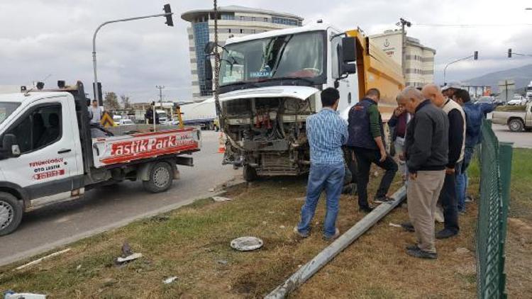 Hafriyat kamyonu ile otomobil çarpıştı: 2 yaralı