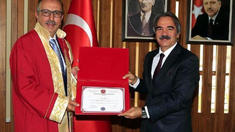 Başkan Seçen, cübbe giyip, diplomasını aldı