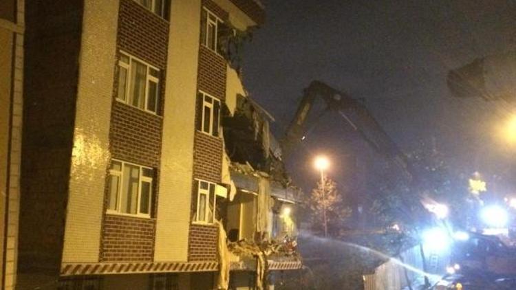 Fotoğraf Ek 1// Bağcılarda yan yatan binanın yıkımına başlandı