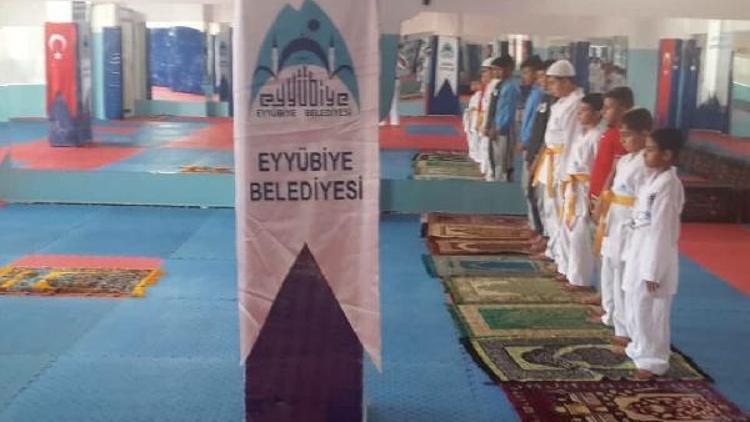 AK Evlerde önce namaz sonra spor