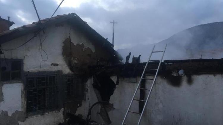 Amasyada iki katlı ev yandı