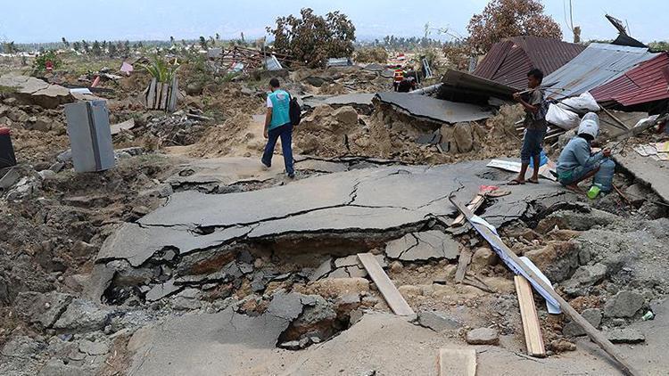 Endonezyadaki depremde ölü sayısı 2 bin 65e çıktı