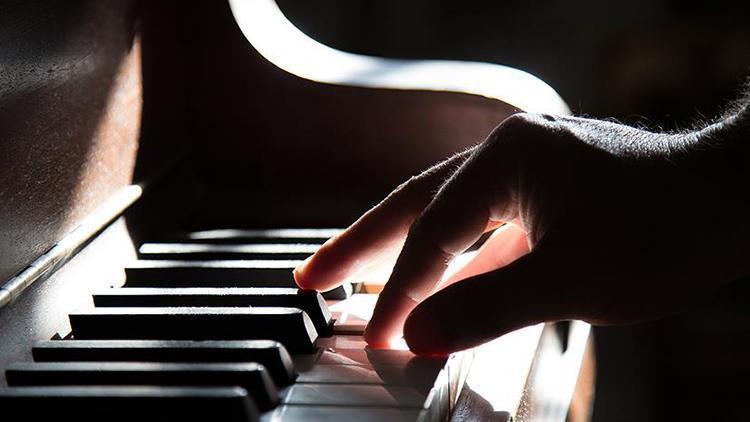 Akademisyene piyano çalma cezası
