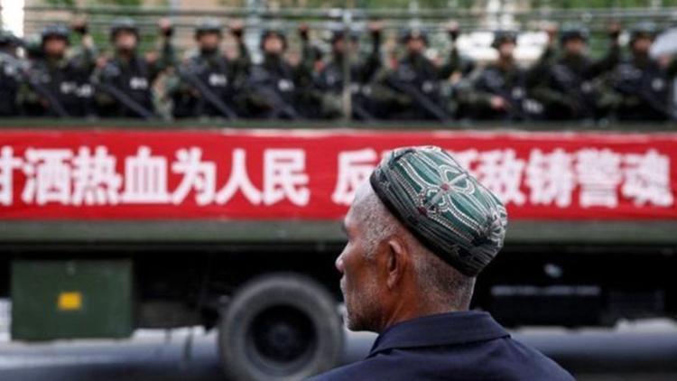 Çinin Uygur Türklerini zorla tuttuğu kamplar yasalaştı