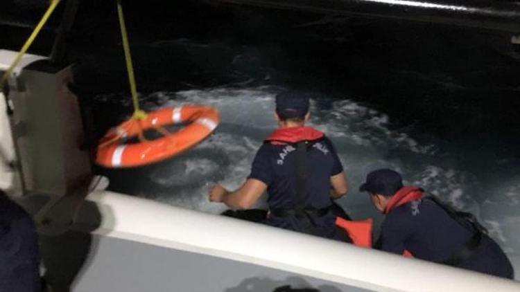 Bodrumda 2 ayrı operasyonda tekneleri batan 21 kaçak göçmen kurtarıldı