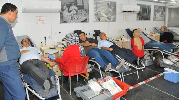 Başkan Akkaya ve belediye personeli kan bağışı yaptı