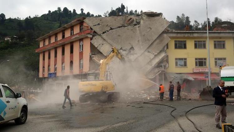 Rizede dere ortasına inşa edilen 4 katlı binanın yıkımına başlandı