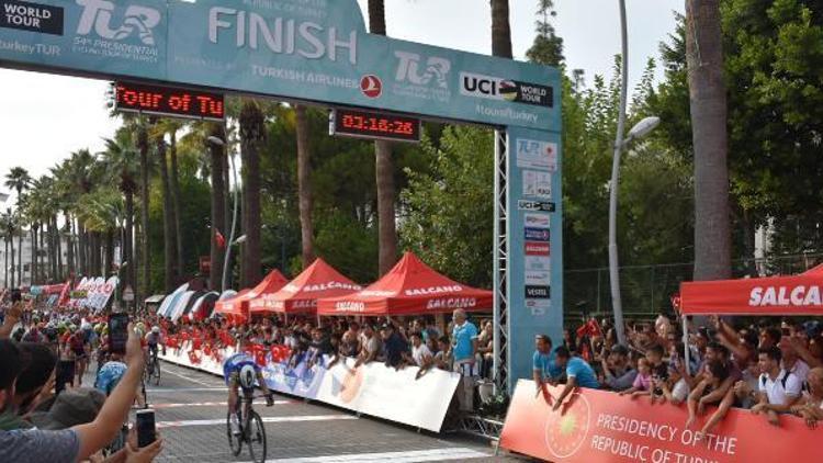 TUR 2018de üçüncü etabın galibi Sam Bennett (FOTOĞRAFLAR)