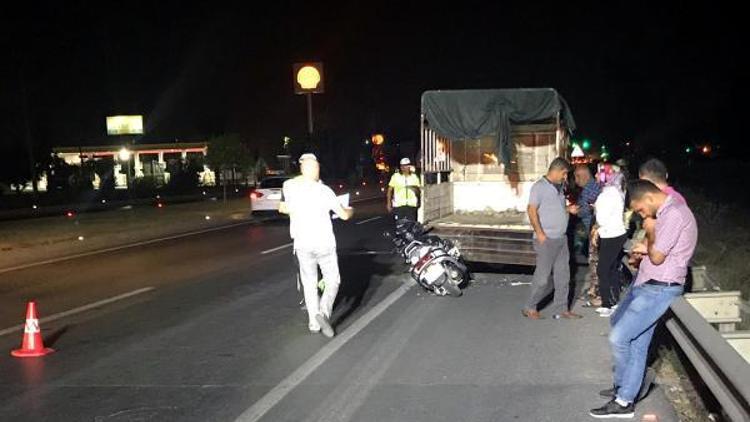 Emniyet şeridinde duran kamyonete çarpan motosiklet sürücüsü öldü