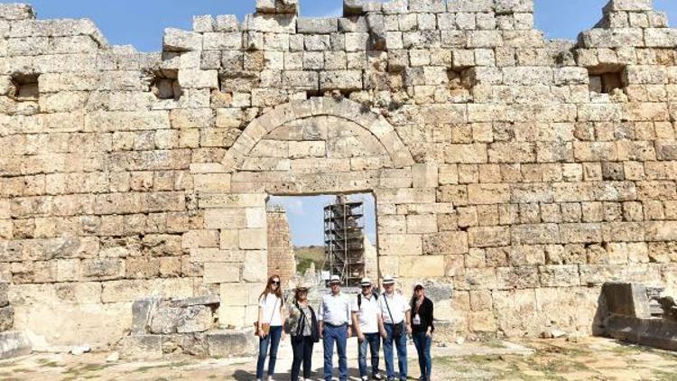 Festival konukları Pergede