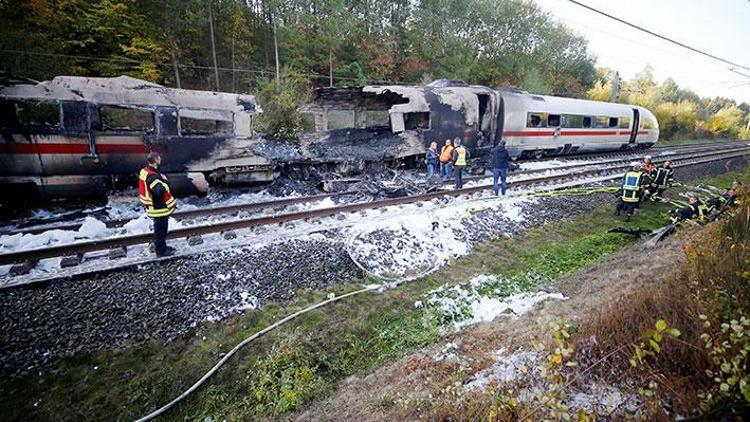 Almanya’da yolcu treninde yangın çıktı