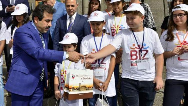 Denizlili öğrenciler Diyarbakır Valisi Güzeloğlunu makamında ziyaret etti
