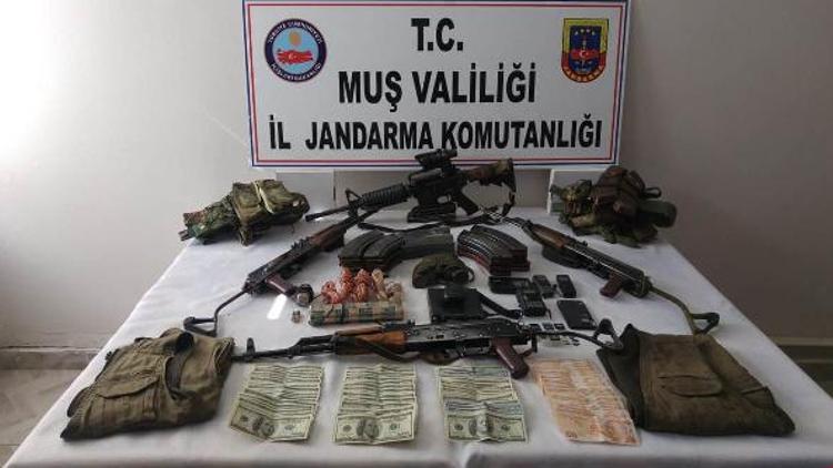 Öldürülen 5 PKKlı teröriste ait silah ve mühimmat ele geçirildi