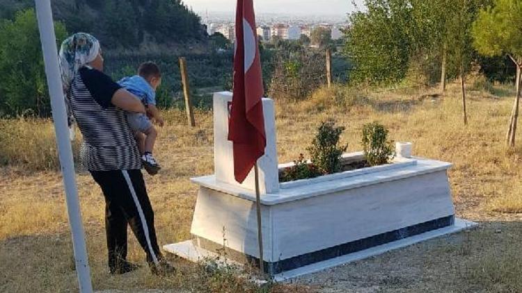 Şehit oğlu hiç görmediği babasının mezar taşındaki fotoğrafını öptü
