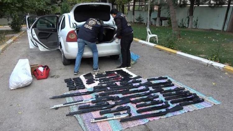 Polisin durdurduğu otomobilden cephanelik çıktı