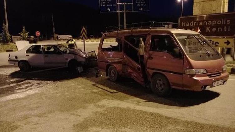 Otomobil ile minibüs çarpıştı: 10 yaralı