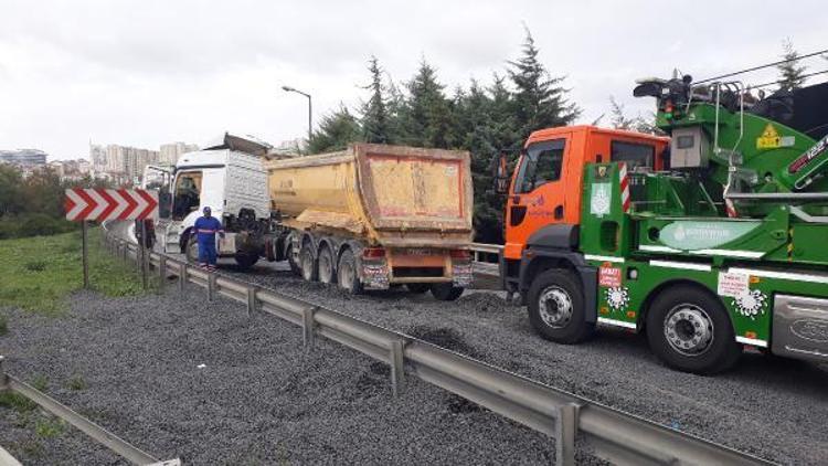 TEMde devrilen kamyon trafik yoğunluğuna neden oldu