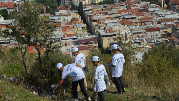 Spil Dağı eteklerinde çöp temizliği