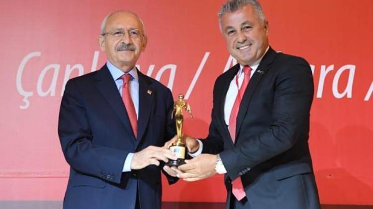 Başkan Sözen ödülünü Kılıçdaroğlundan aldı