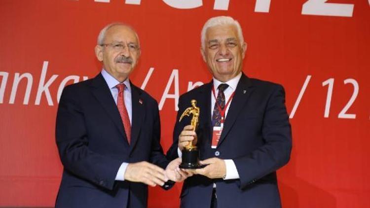 Başkan Gürün, ödülü Kılıçdaroğlunun elinden aldı