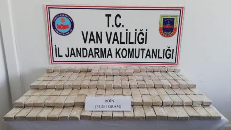 Vanda samanların içindeki bidonlarda 74 kilo eroin ele geçirildi