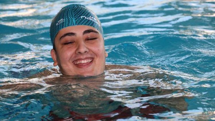 Yüzme sporu otizimli gencin hayatını değiştirdi
