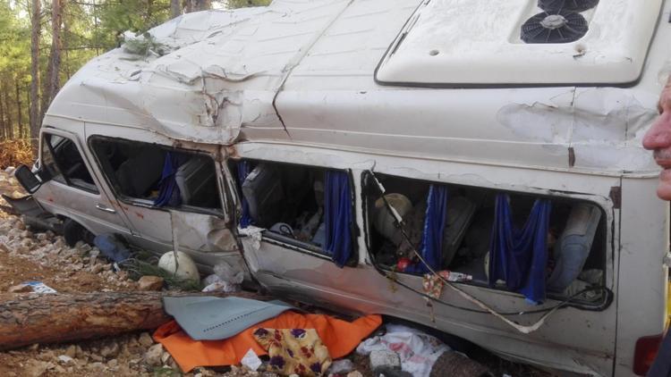 Kahramanmaraşta servis minibüsü devrildi: 1 ölü, 11 yaralı