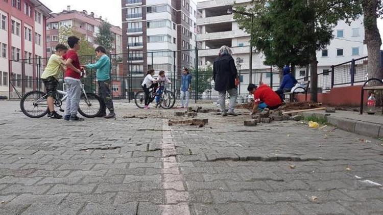 Veliler, okul bahçesinde bozulan parke taşlarını düzeltti