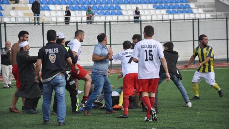 Amatör maçta futbolcuların kavgasına taraftarlar da karıştı