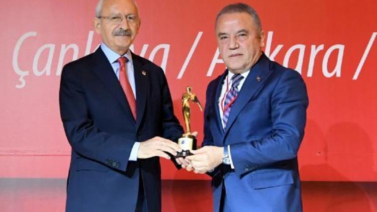 Başkan Böcek ödülünü Kılıçdaroğlundan aldı