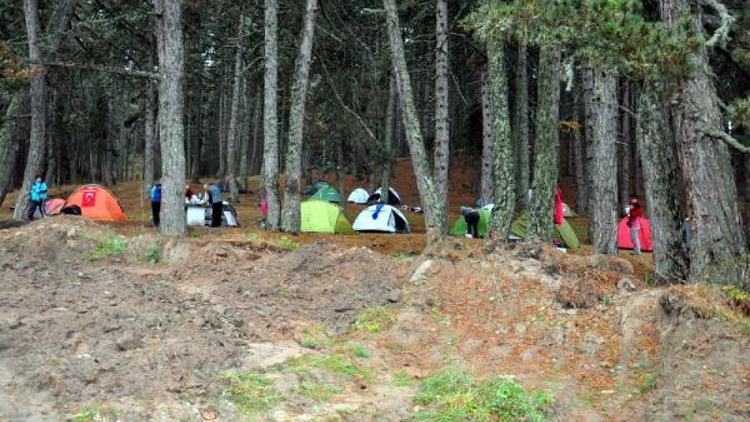 İzimirli dağcılar Simavın zirvesinde kamp kurdu, stres attı