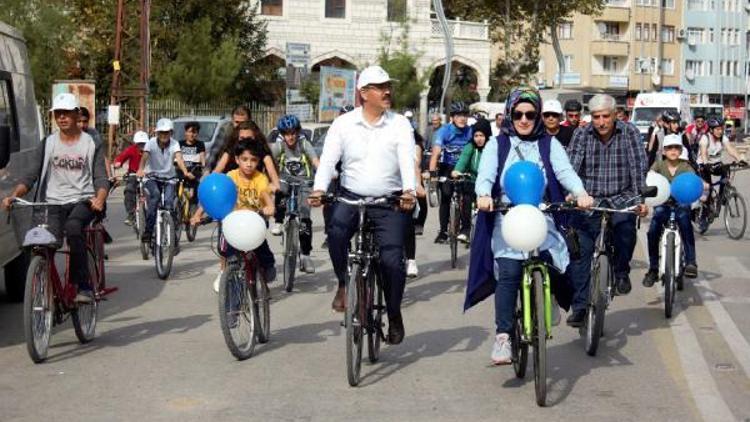 Başkan Bekler, gençler ile önce bisiklete bindi, sonra çöp topladı
