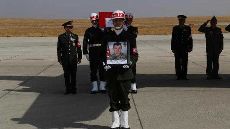 Kazada şehit olan Onbaşı Özyolcinin cenazesi, memleketine uğurlandı (2)