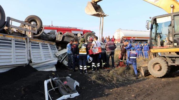 Traktöre çarpıp, devrilen TIRın şoförü yaşamını yitirdi