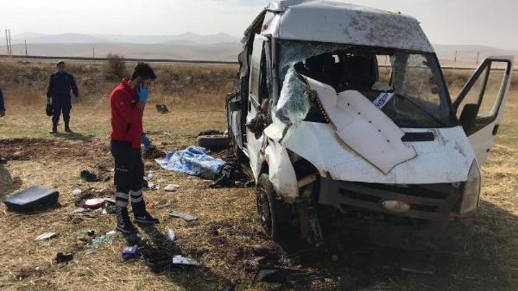 Kayseride göçmenleri taşıyan minibüs devrildi: 2 ölü, 20 yaralı/ Fotoğraflar