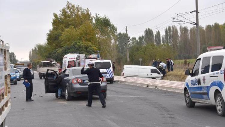 Bozüyükte otomobille çarpışan minibüsün sürücüsü yaralandı