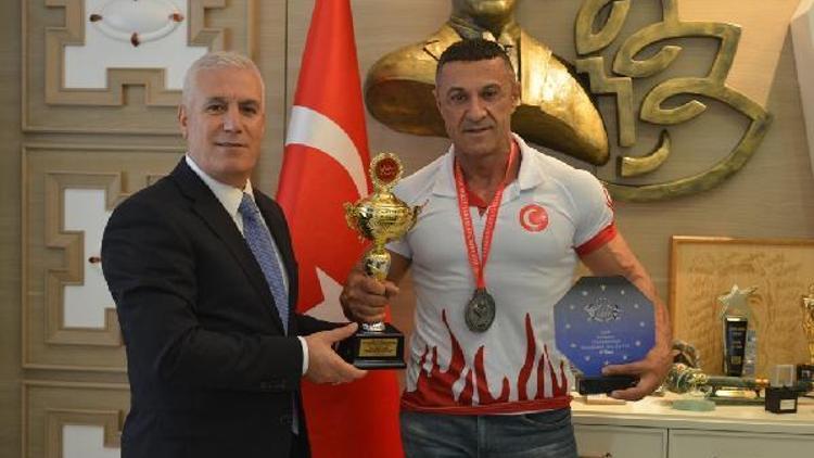 Mustafa Bozbeyden dünya şampiyonası öncesi destek
