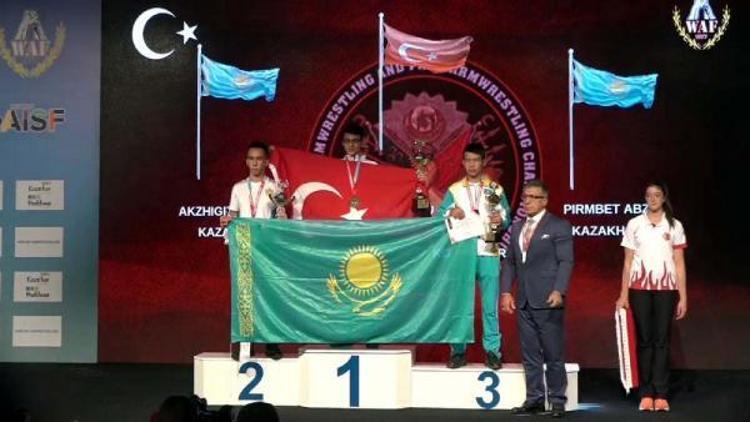 Üniversiteli Ahmet, Dünya Bilek Güreşi Şampiyonasında birinci oldu