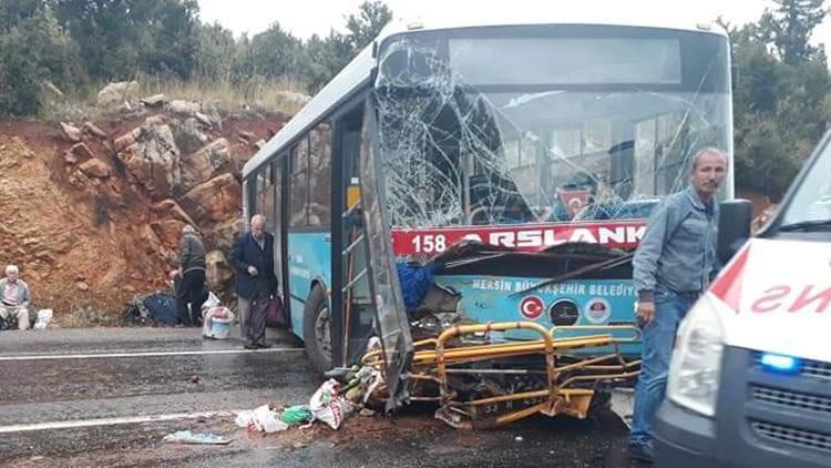 Belediye otobüsü kaza yaptı Yaralılar var...