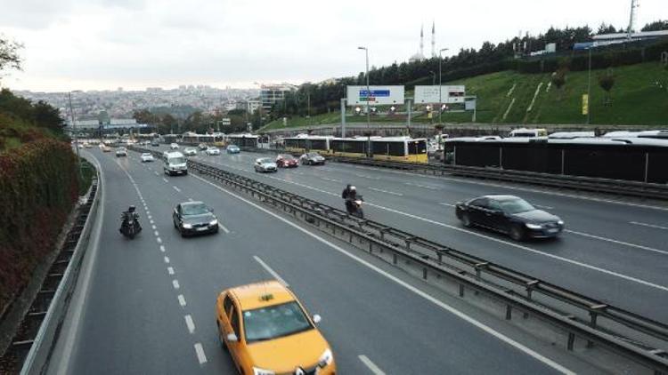 Ek fotoğraf // Metrobüs kaza yaptı; seferler durdu