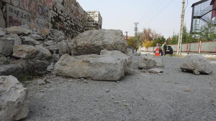 Tarihi Çorum Kalesi surlarından kopan kaya parçaları yola düştü