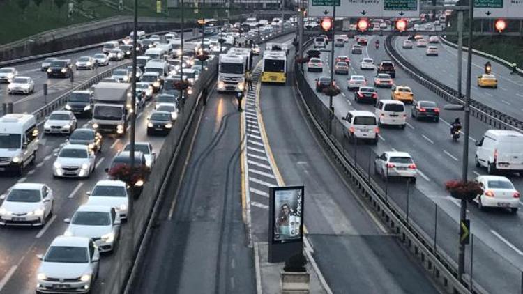 /ek fotoğraf / Metrobüs kaza yaptı; seferler durdu (2)