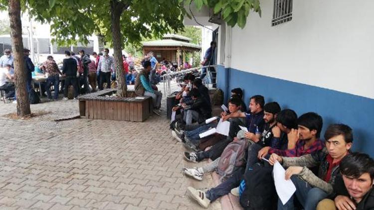 Diyarbakırda 3 minibüsten 126 kaçak göçmen çıktı