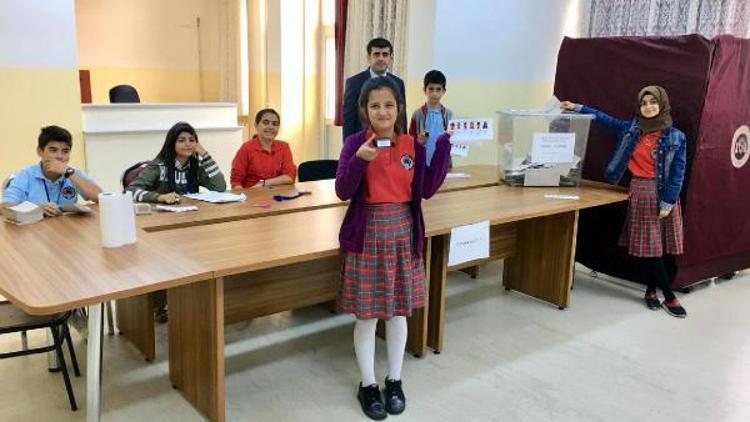 Öğrencilerin Okul Meclis Başkanlığı seçimi genel seçim havasında seçti