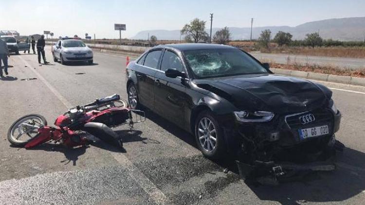 Otomobil ile çarpışan motosikletin kasksız sürücüsü öldü