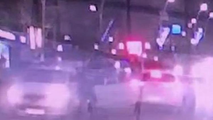 Cezaevi firarisi, kaçtığı aracın camından kafasını sokan polisi 100 metre sürükledi