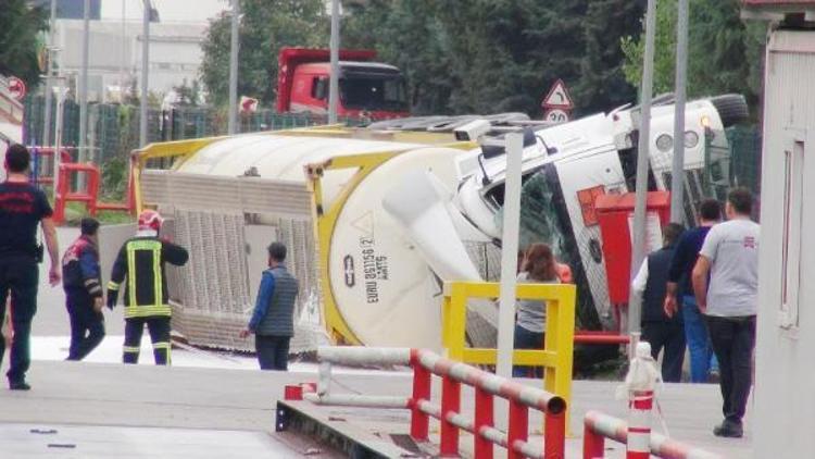 Kocaelide kimyasal yüklü tanker devrildi; sürücü yaralandı